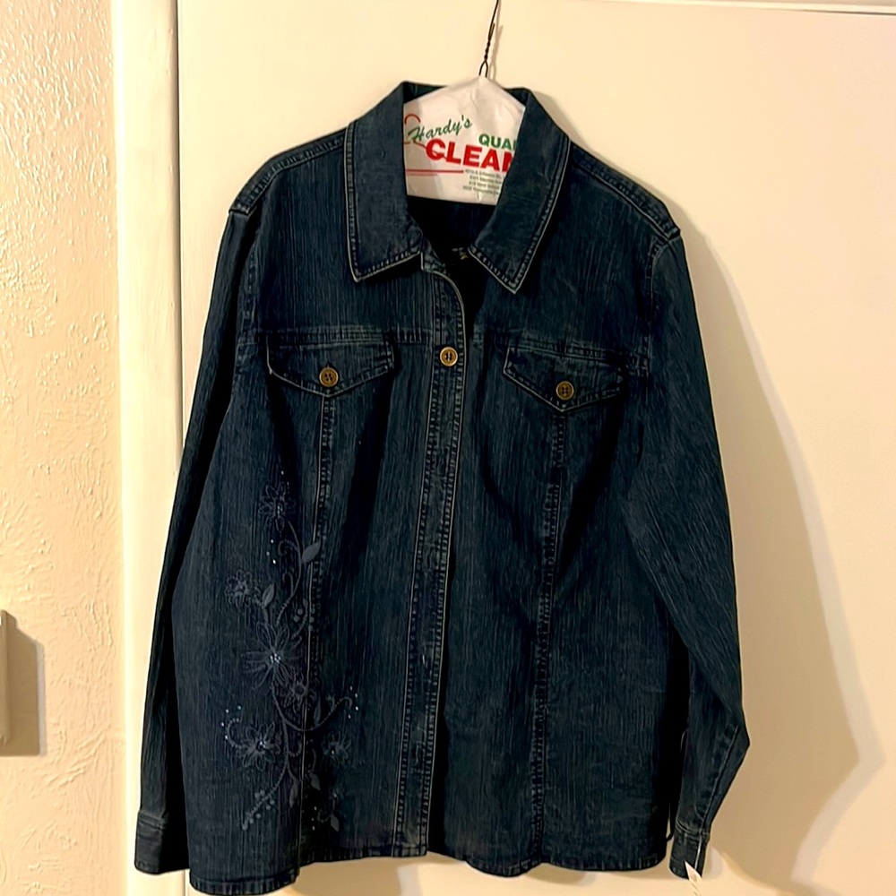 Alfred Dunner woman denim blouse, size 16 W embroidered
